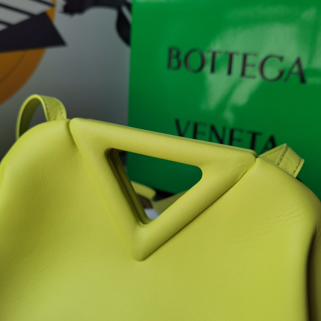 보테가베네타 The Triangle 미니 파우치 형광 숄더백